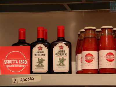 Mentre discutiamo su un ripiano notiamo anche due boccette di liquore, anch'esso autoprodotto e dal nome evocativo: "Amaro partigiano".